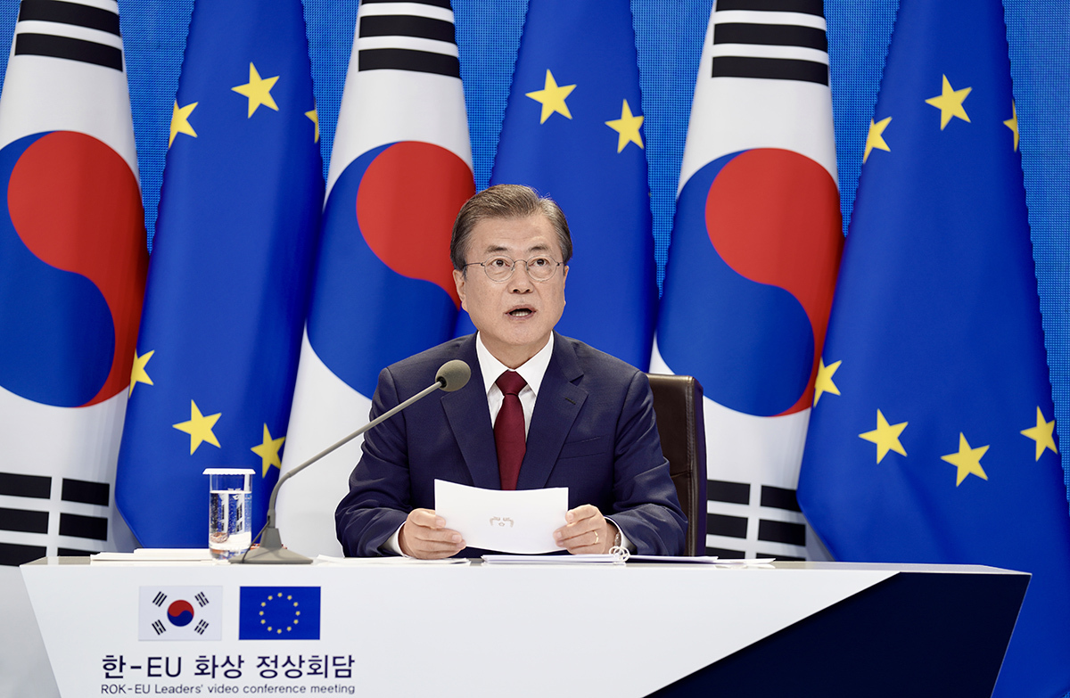 President Moon Jae-in holds a teleconference summit meeting with President of the European Council Charles Michel and European Commission president Ursula von der Leyen on Tuesday. (Cheong Wa Dae)
