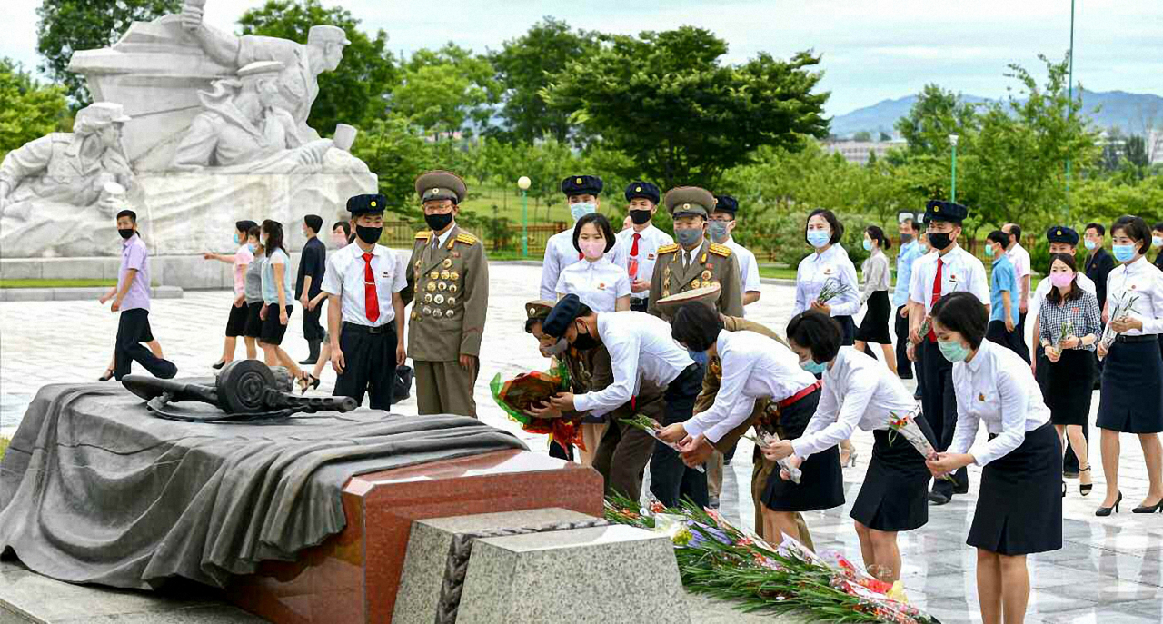 북한 노동당 기관지 노동신문은 6·25전쟁 70주년을 맞은 지난 25일 평양 조국해방전쟁 참전열사묘에서 근로자와 청소년 학생 등이 경의를 표했다고 26일 보도했다. 사진은 인민군열사 추모탑 앞에 꽃송이와 꽃다발을 놓는 북한 시민들. [연합]