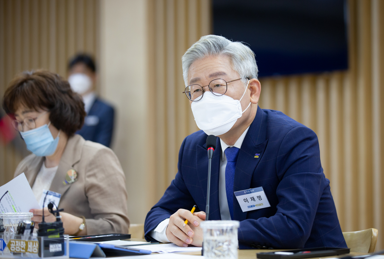 경기도 디지털 성범죄 대응 추진단 발족식에서 이재명 경기도지사와 참석자들이 대담을 하고 있다. [경기도 제공]