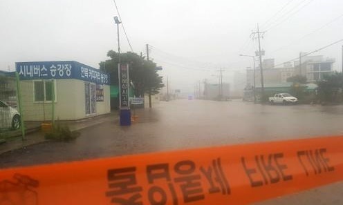 A road on the outskirts of Gangneung remains flooded on June 30, 2020, after the eastern coastal city and neighboring regions were hit by record downpours. (Yonhap)