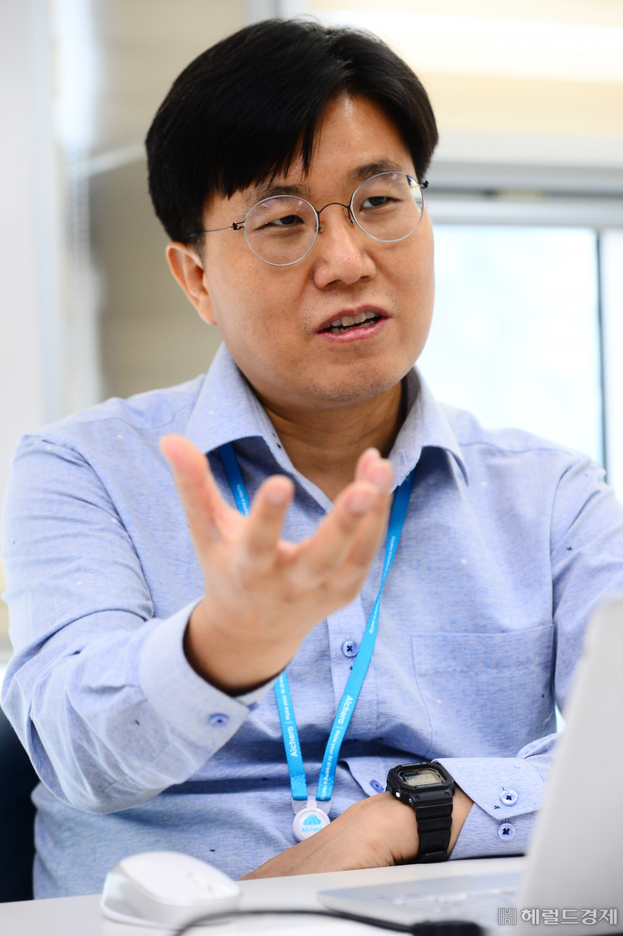 안면인식 기술 국내 1위 업체인 알체라의 김정배 대표가 그동안의 사업 전개과정에 대햬 들려주고 있다. [박해묵 기자]