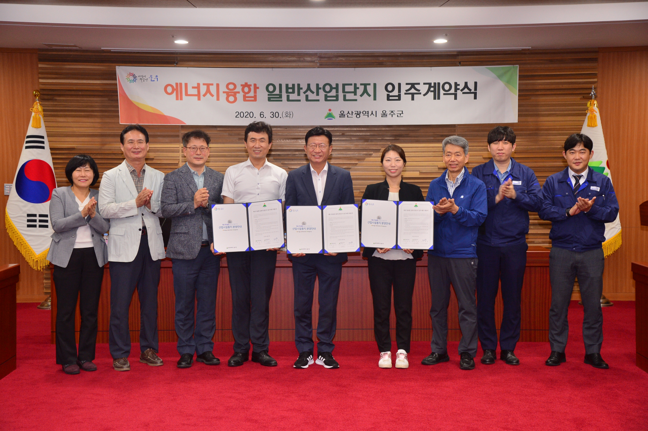 이번에 입주한 ㈜대경콘크리트산업은 구조용 콘크리트제품을 제조하고, ㈜케미폴리오는 반도체 및 디스플레이 포토레지스트 수지 소재를 생산하는 기업으로 수입에 의존하고 있는 반도체 및 디스플레이 분야 소재의 국산화를 이끌어 낼 것으로 기대되고 있다.