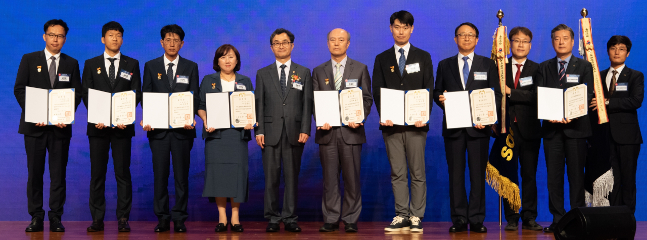 제55회 발명의날 기념식에서 한상철(오른쪽 두번째) DGIST 산학협력단장 등 수상자들이 기념촬영을 하고 있다.[DGIST 제공]