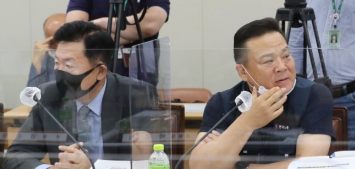 지난달 29일 오후 정부세종청사 내 고용노동부에서 열린 제3차 최저임금위원회 전원회의에 참석한 사용자 측 류기정 위원(왼쪽)과 근로자 측 이동호(한국노총 사무총장) 위원. [연합]