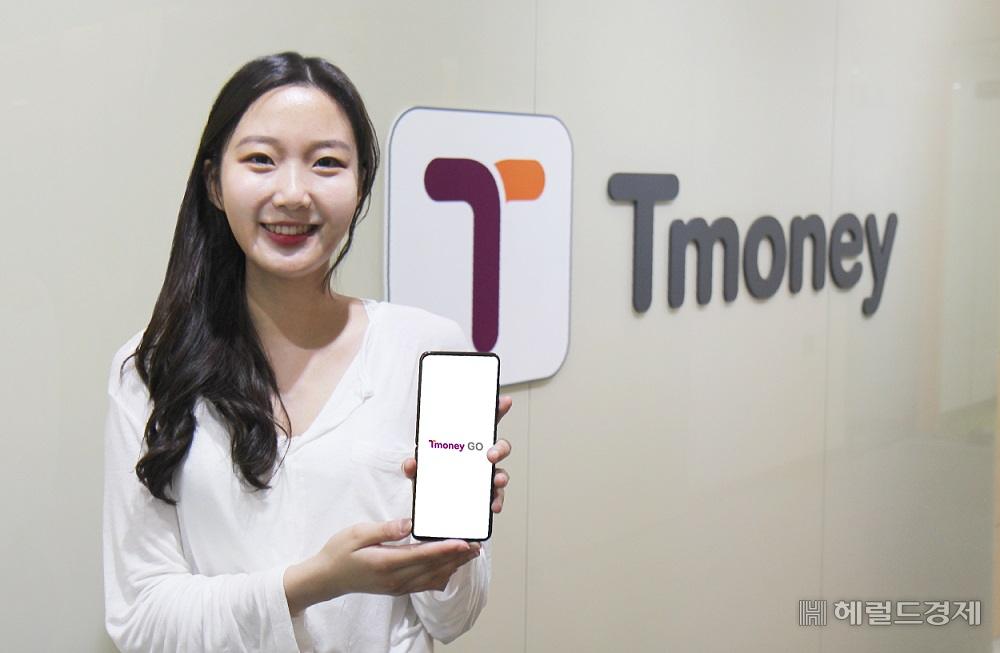 ㈜티머니 직원이 티머니GO 어플 초기화면을 보여주고 있다.