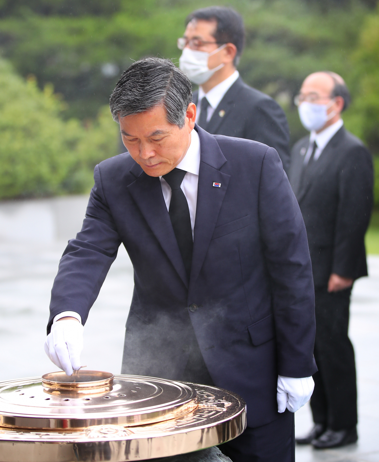 6·25 전쟁 70주년인 25일 오전 정경두 국방부 장관이 서울 동작구 국립서울현충원을 찾아 분향하고 있다.[연합]