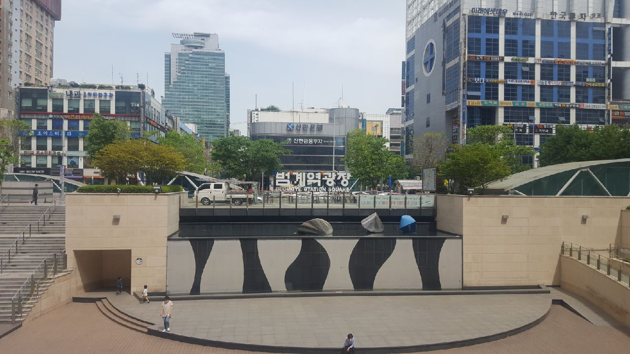 범계역 광장 안내표지판.
