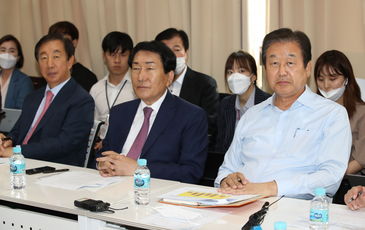지난 17일 오후 서울 마포구에서 열린 ‘더좋은세상으로’ 창립세미나에 김무성 미래통합당 전 의원이 참석했다. [연합]