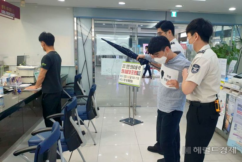 지난달 30일 서대문구청 종합민원실에서 폭언과 난동을 부린 민원인이 경찰관에 의해 제지당하고 있다. 서대문구는 폭언, 폭행, 기물파손 등 비상 상황 발생을 가정해 공무원, 청원경찰, 경찰관, 대역 민원인 등 20여 명이 참여한 가운데 모의훈련을 실시했다. [서대문구 제공]