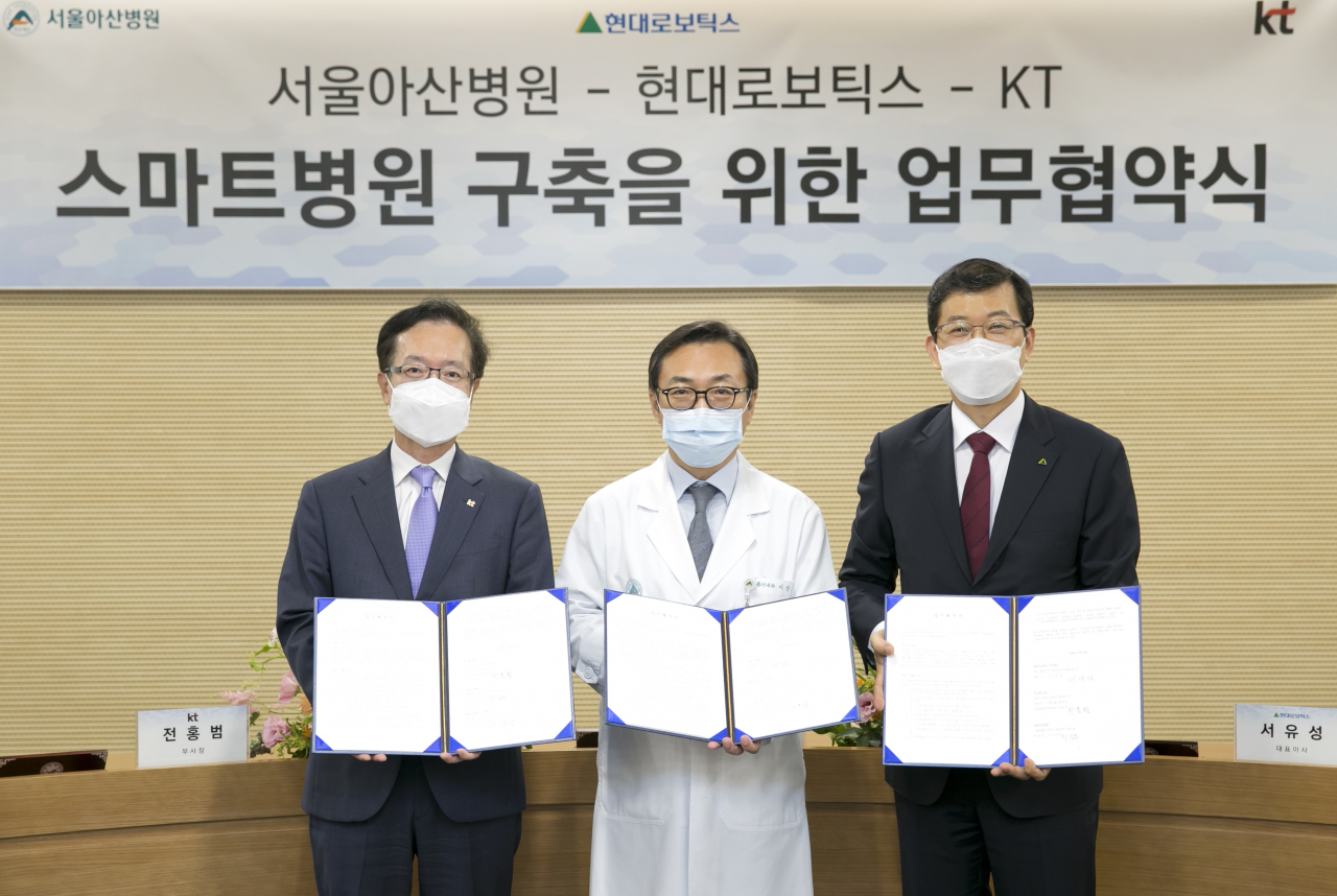 KT는 서울아산병원, 현대로보틱스와 스마트병원 솔루션 공동 개발 및 사업화를 위한 업무협약을 체결했다고 1일 밝혔다. 사진은 3사 관계자들이 업무협약 체결이 끝나고 기념사진을 촬영하고 있는 모습. 왼쪽부터 전홍범 KT AI·DX 융합사업부문장, 이상도 서울아산병원 병원장, 서유성 현대로보틱스 대표이사. [KT 제공]