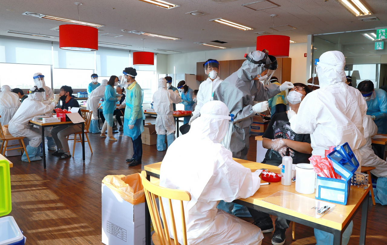 가산동 지식산업센터에 마련된 출장 선별진료소에서 금천구 보건소 의료진들이 직장인들을 대상으로 검체를 실시하고 있는 모습. [금천구 제공]