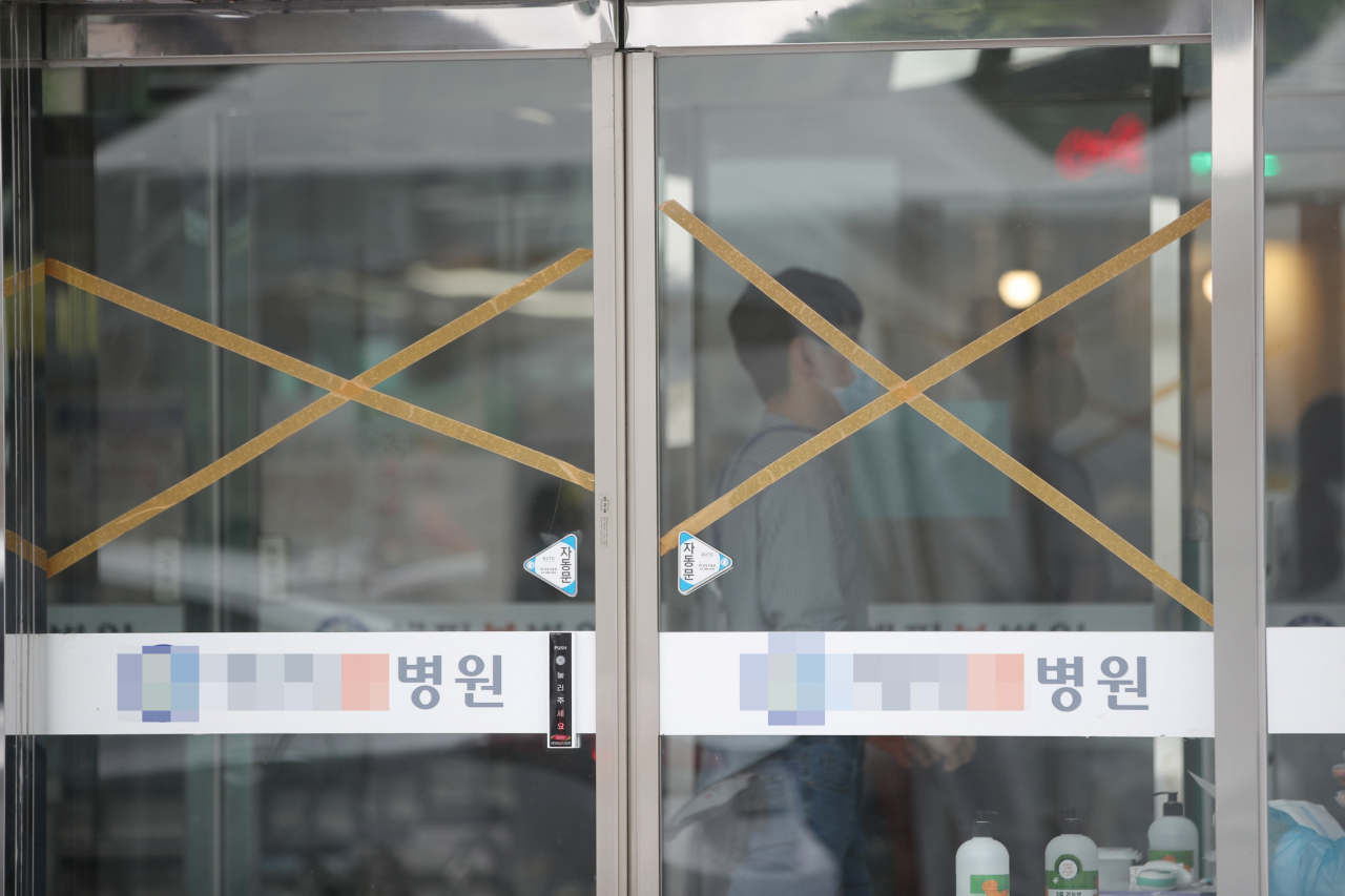 30일 오후 광주 북구 한 병원에서 입원중인 환자가 코로나19 확진 판정을 받으면서 병원 출입이 통제되고 있다. 연합뉴스