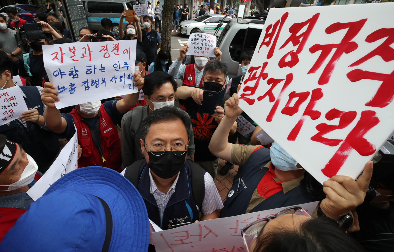 1일 오전 서울 중구 정동 전국민주노동조합총연맹 앞에서 노사정 합의에 반대하는 민주노총 비정규직 조합원 등이 건물로 들어서는 김명환 위원장을 가로막고 있다. [연합]