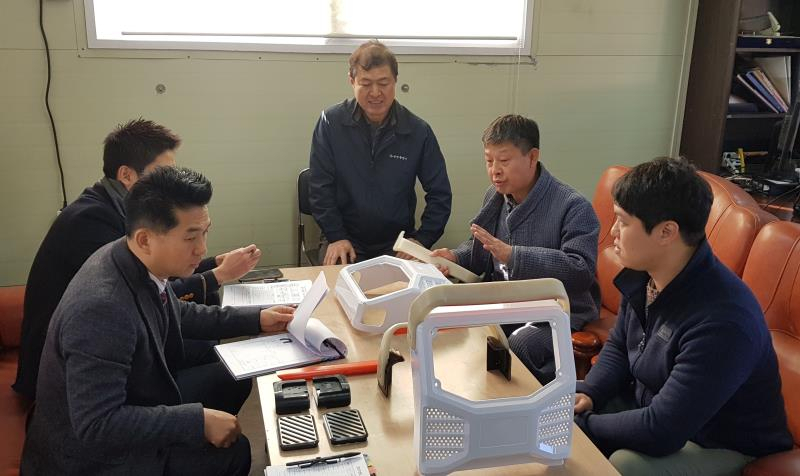 인천TP가 제조기업을 대상으로 우수디자인 시제품개발을 지원한다. 사진은 지난해 한 제조기업에서 시제품 제작과 관련해 논의를 벌이고 있는 모습.