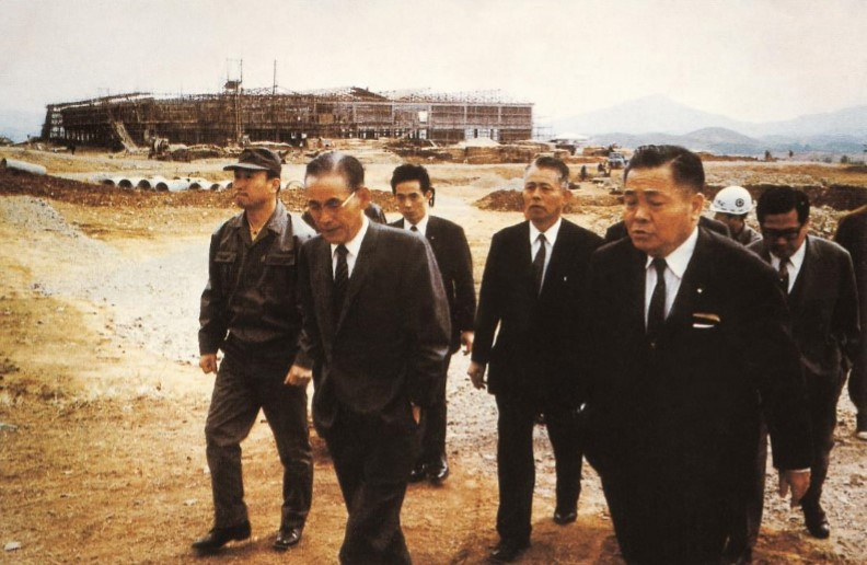 1970년 4월 이병철(왼쪽 두번째) 선대회장과 일본 NEC의 고바야시(오른쪽) 사장이 가천공장 건설현장을 방문한 모습. [삼성SDI 제공]