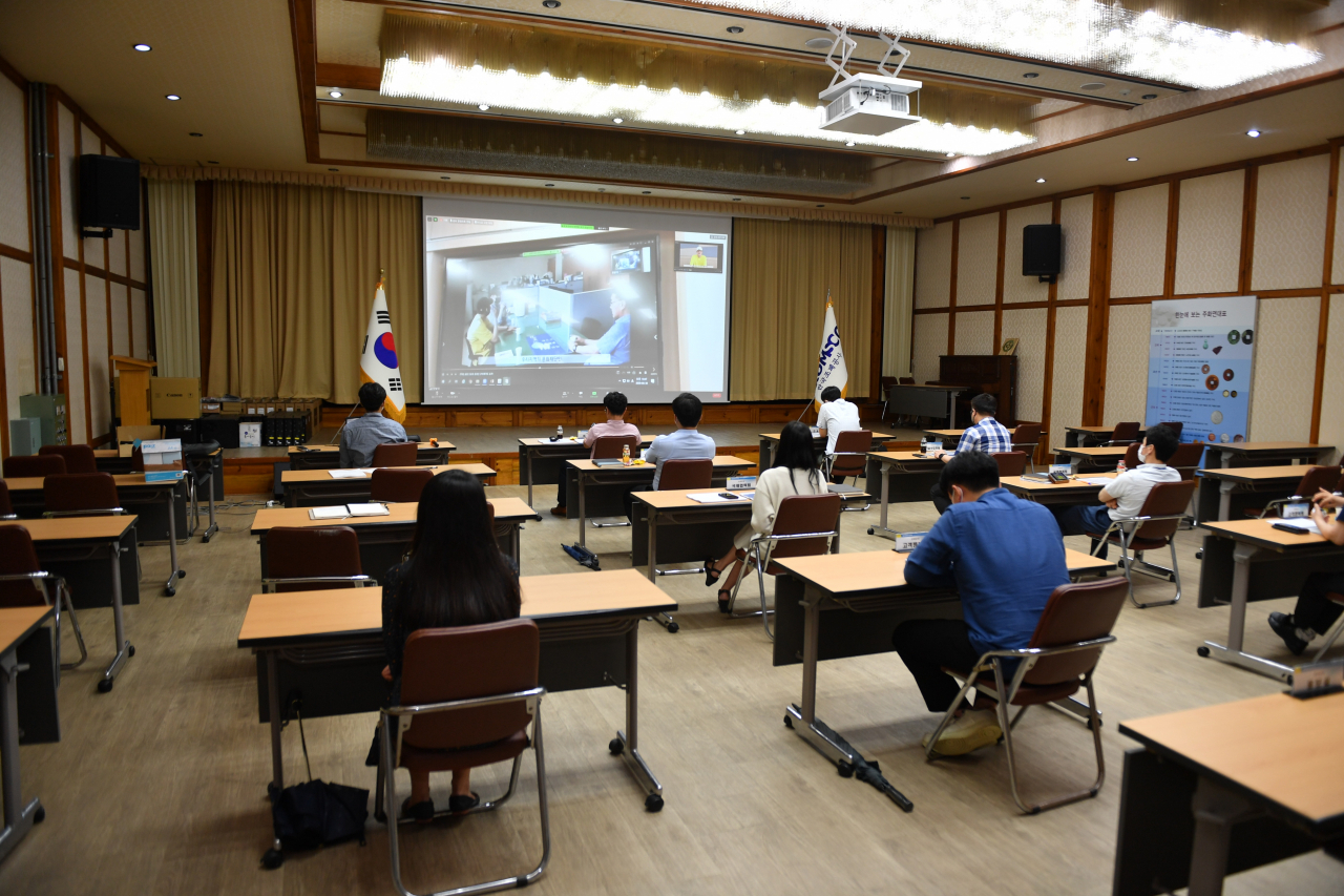 한국조폐공사는 1일 대전 국립 한밭대학교와 함께 ‘캡스톤 디자인 과제 최종 발표회’를 개최했다. 비접촉 화상회의 방식으로 진행된 이날 발표회에서 참가 학생들은 조폐공사 특화 사회공헌 프로그램 등 4건의 과제를 발표했다.