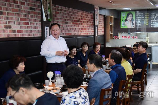 김인호 서울시의회 의장이 의장 첫날 첫 행사로 시의회 소속 청소원들과 인근 식당에서 조찬을 하며 노고에 감사한다고 말하고 있다. [서울시의회 제공]