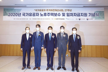 (왼쪽부터) 박영호 대한주택건설협회 서울시회장, 이병구 국가보훈처 차장, 박재홍 대한주택건설협회 회장, 하동수 국토교통부 주택정책관, 이재광 주택도시보증공사 사장. [주건협 제공]