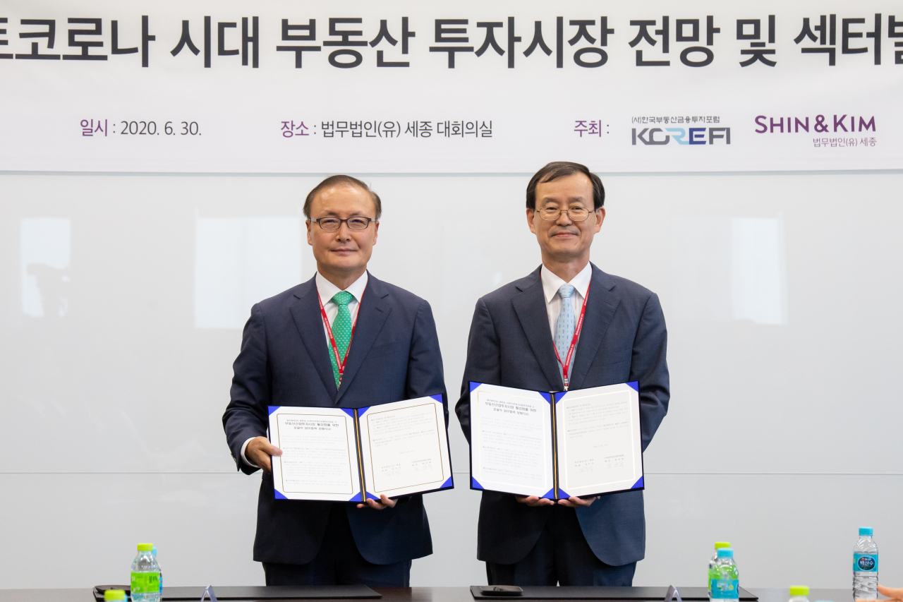법무법인 세종은 지난달 30일 서울 청진동 디타워 세종 세미나실에서 한국부동산금융투자포럼(KOREFI)과 업무협약을 체결했다. 왼쪽부터 김두식 법무법인 세종 대표변호사, 황만희 한국부동산금융투자포럼 회장. [세종]