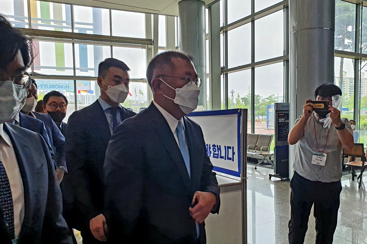 정의선 현대차그룹 수석부회장이 수소경제위원회 회의에 참석하고자 경기도 고양시 킨텍스에 들어서고 있다.