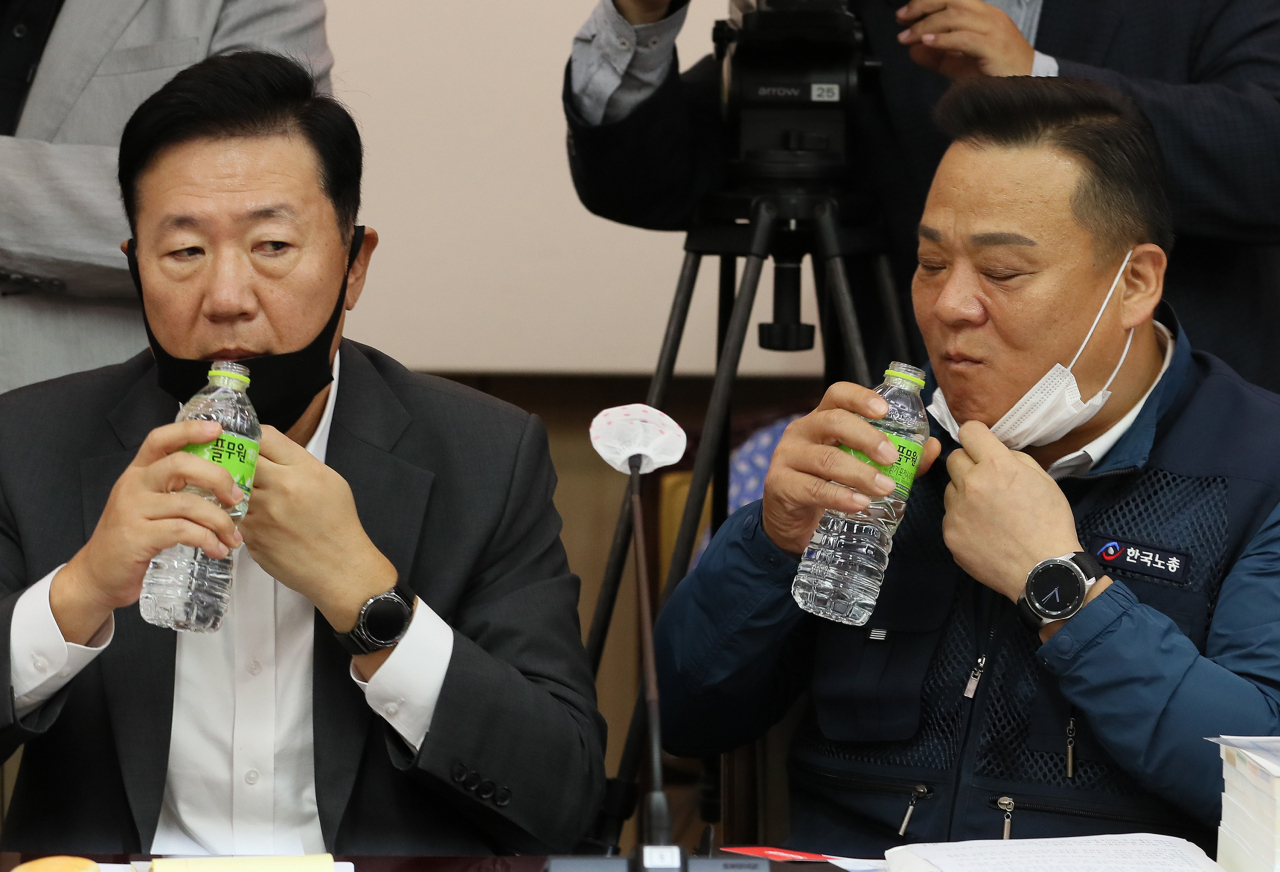 1일 오전 정부서울청사에서 열린 제4차 최저임금위원회 전원회의에서 사용자위원인 류기정 한국경영자총협회 전무(왼쪽)와 근로자위원인 이동호 한국노동조합총연맹 사무총장이 물을 마시고 있다. [연합]