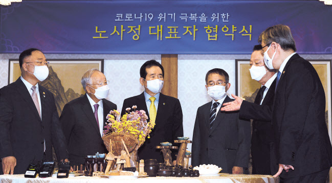 1일 오전 민주노총 불참에 노사정대표자회의 합의가 불발됐다. 노사정은 고용유지 강화와 전국민 고용보험 도입 등의 내용을 담은 합의문에 서명할 예정이었지만 민주노총이 협약식에 불참하는 것으로 최종 결론을 내렸다(왼쪽). 1일 오전 서울 중구 전국민주노동조합총연맹 위원장실에서 김명환 민주노총 위원장이 중앙집행위원회 회의장으로 향하다 노사정 합의에 반대하는 민주노총 비정규직 조합원 등의 항의를 받자 머리를 감싸고 괴로워 하고 있다. 박해묵 기자·[연합]