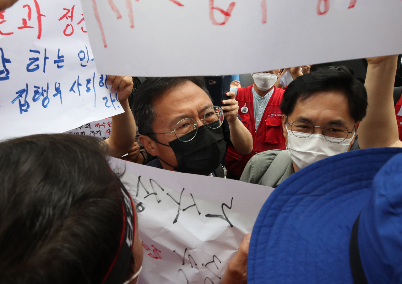 1일 오전 서울 중구 정동 전국민주노동조합총연맹 앞에서 노사정 합의에 반대하는 민주노총 비정규직 조합원 등이 건물로 들어서는 김명환 위원장을 가로막고 있다. [연합]