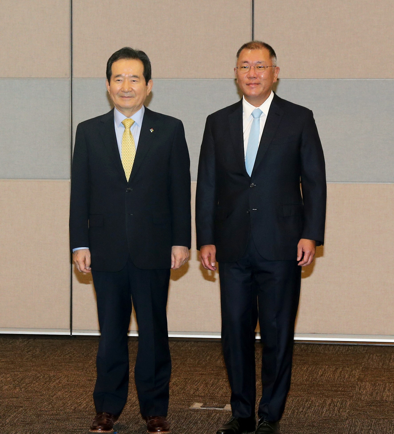 정세균 국무총리가 1일 경기도 고양시 일산 킨텍스 제1전시장에서 열린 수소경제위원회 위촉장 수여식에서 정의선 현대차 총괄수석 부회장에게 위촉장을 수여한 후 기념촬영 하고 있다. ［연합］