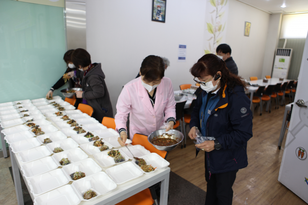 복지대상자 사랑의 반찬나눔. [안산도시공사 제공]
