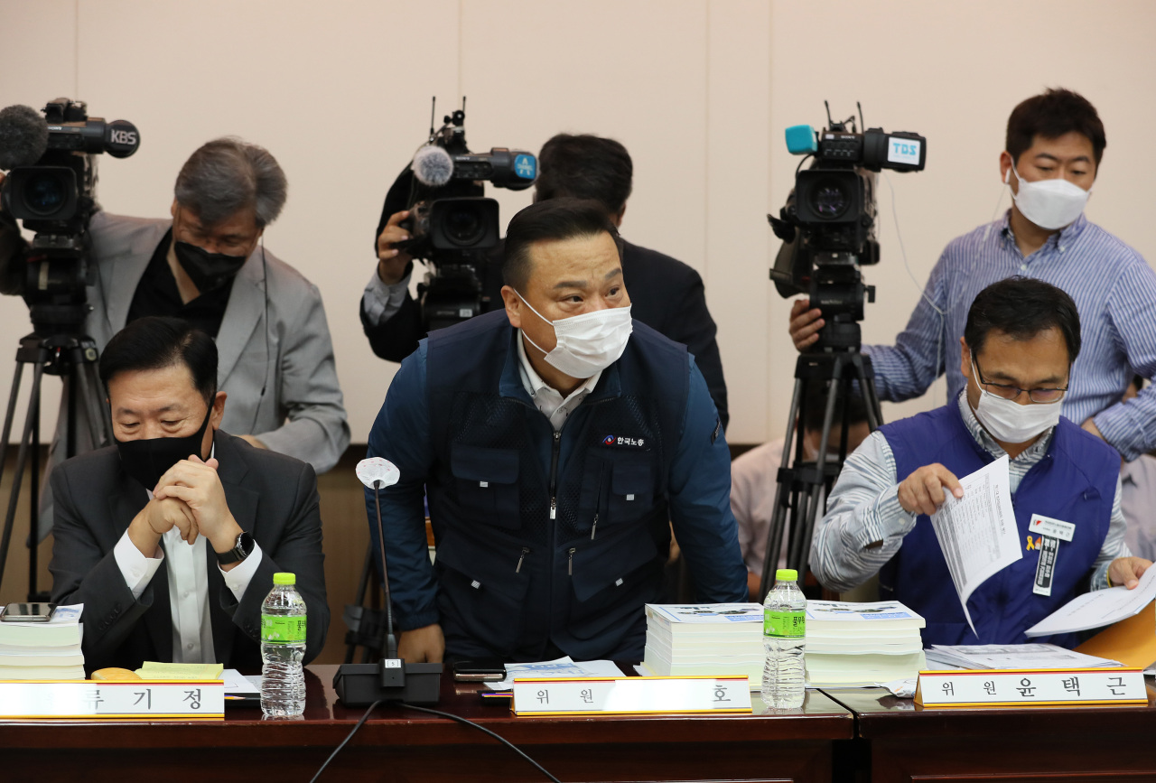 Participating members of the Minimum Wage Council are in discussion during the 4th plenary session held Wednesday in Seoul. Labor representatives proposed a 16.4 percent hike for next year’s minimum wage to 10,000 won, while the business circle demanded a 2.1 percent cut to 8,410 won. (Yonhap)