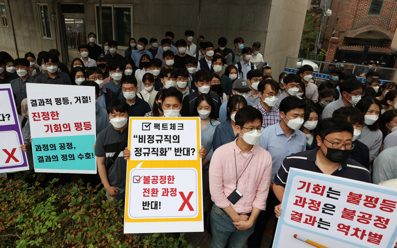 한국철도기술연구원이 비정규직 노동자를 정규직으로 전환하는 과정에서 법을 어겼다는 지적이 나왔다. 앞서 비정규직 보안검색요원들의 정규직 전환과 관련해 논란이 된 인천국제공항공사 노동조합원들이 지난달 25일 연 기자회견 현장 모습. [연합]