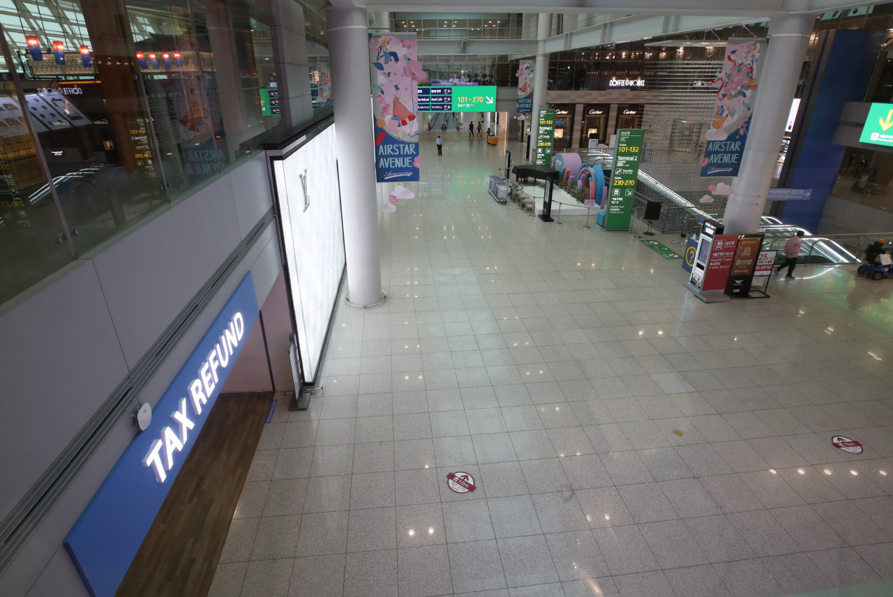 한적한 인천공항 제1터미널 면세점 구역 [연합]
