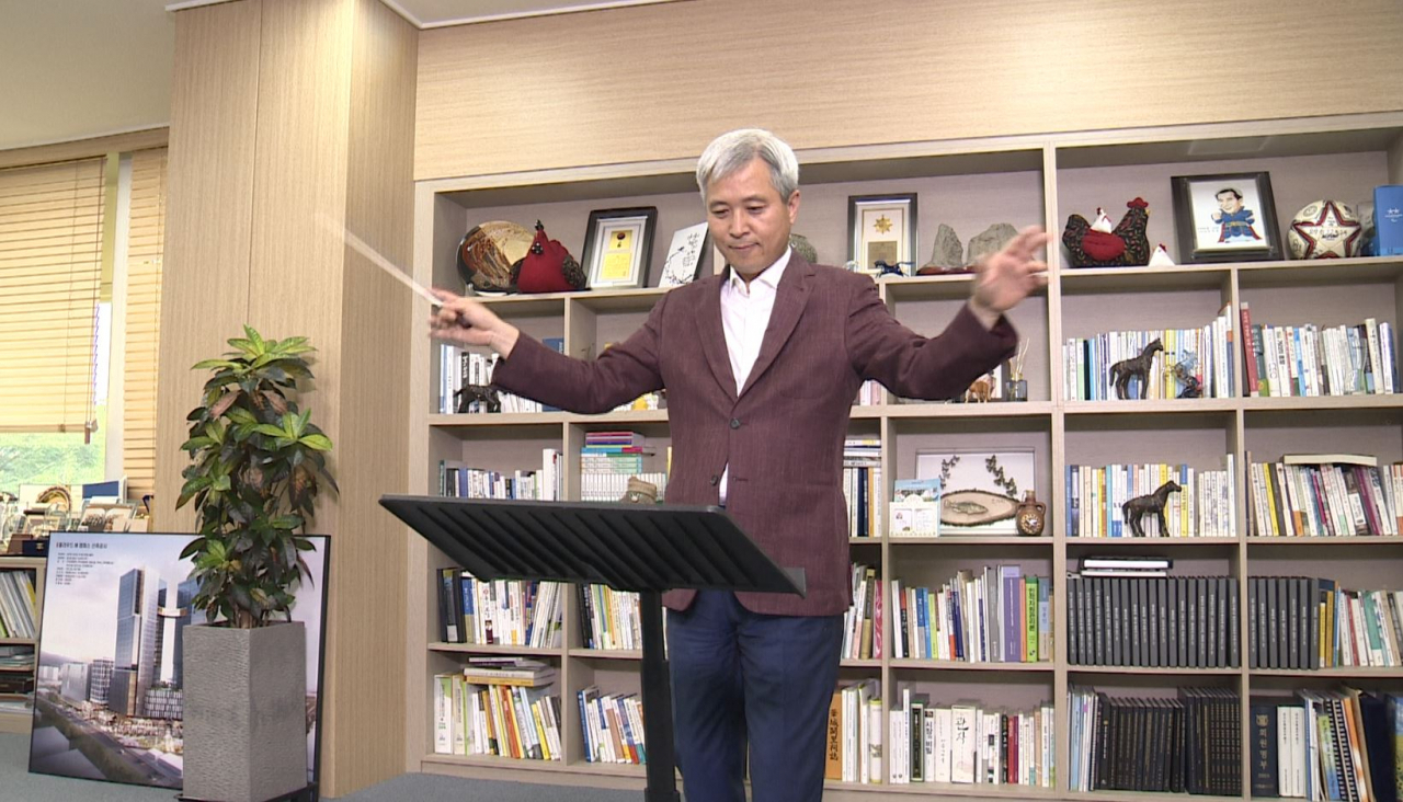 오케스트라 지휘하는 곽상욱 오산시장. [오산시 제공]