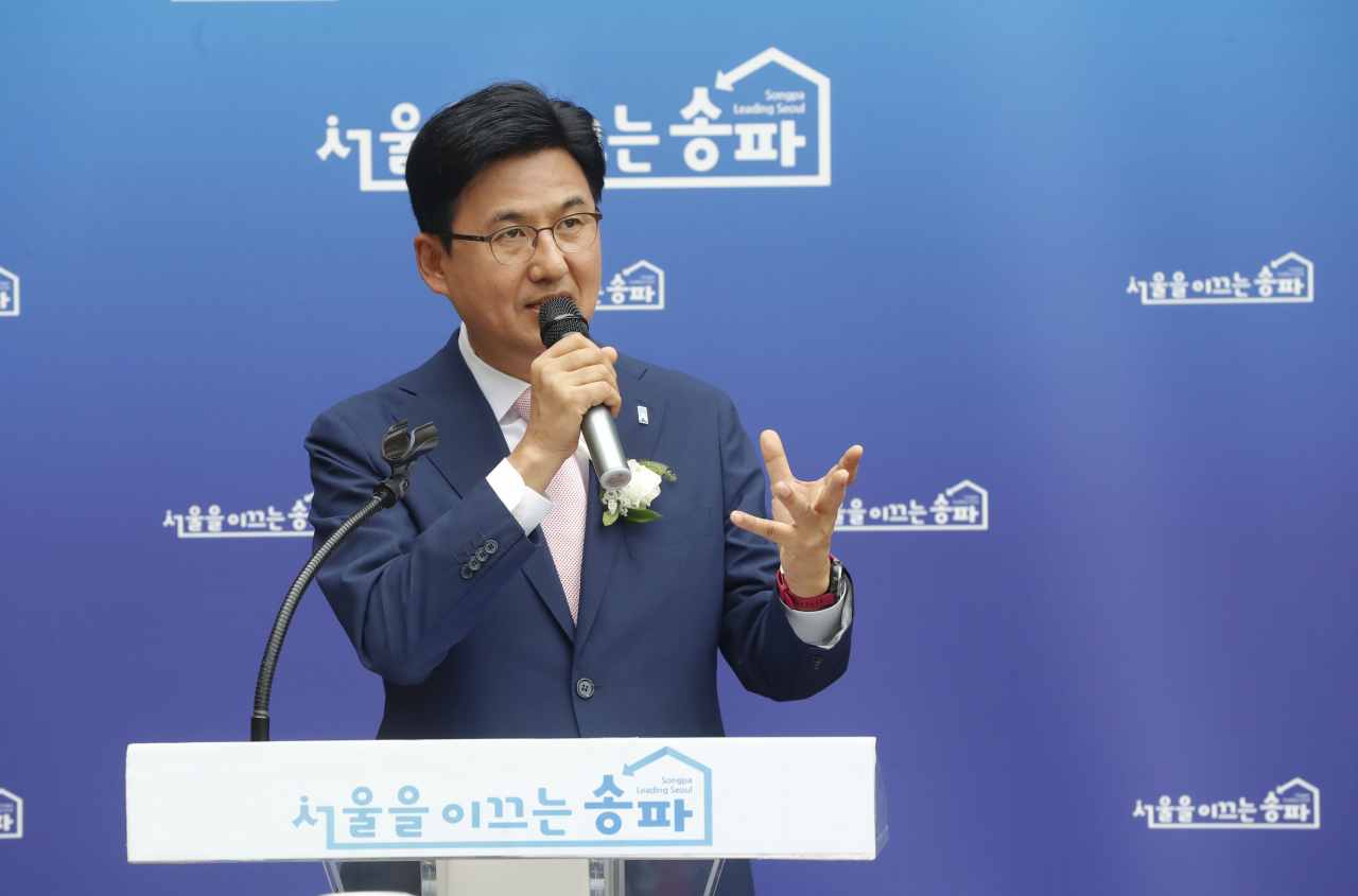 1일 오후 서울 송파구청 광장에서 열린 '도시브랜드 선포식'에서 박성수 구청장이 인사말을 하고 있다. [송파구 제공]