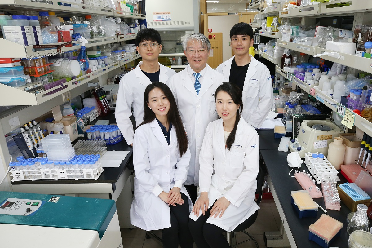 왼쪽 뒤 시계방향부터 양동수 박사과정, 이상엽 특훈교수, 은현민 박사과정, 박선영 박사과정, 박예슬 석사과정.[KAIST 제공]