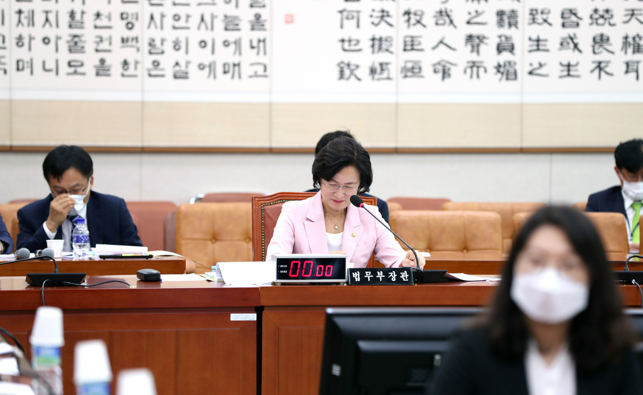 추미애 법무부 장관이 1일 오후 국회 법제사법위원회 전체회의에서 열린민주당 김진애 의원이 검언유착 의혹 관련 해당자 실명 거론을 발언록에서 빼달라고 하자 미소짓고 있다. 연합뉴스