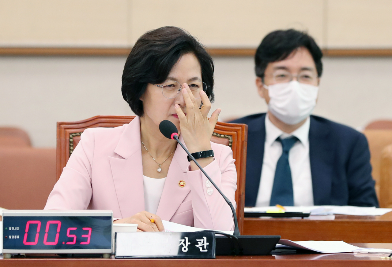 추미애 법무부 장관이 1일 오후 국회 법제사법위원회 전체회의에서 질문받고 있다. [연합]