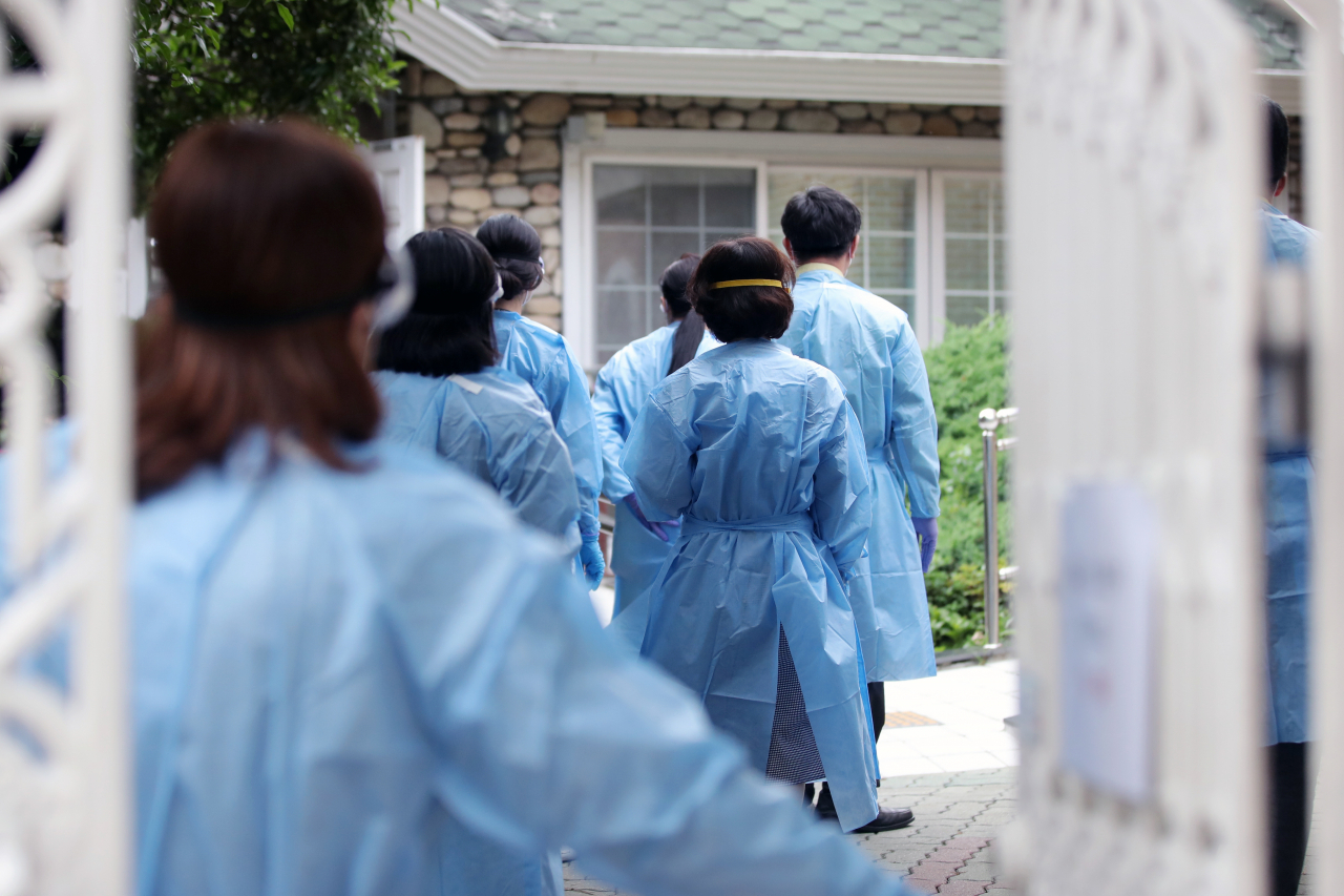1일 오후 광주 동구 아가페실버센터에서 질병관리본부 등 방역당국 관계자들이 현장 평가를 진행하고 있다. 당국은 요양보호사와 입소자 등이 코로나19 확진판정을 받은 아가페실버센터를 코호트(동일 집단) 격리 조치했다. 연합뉴스