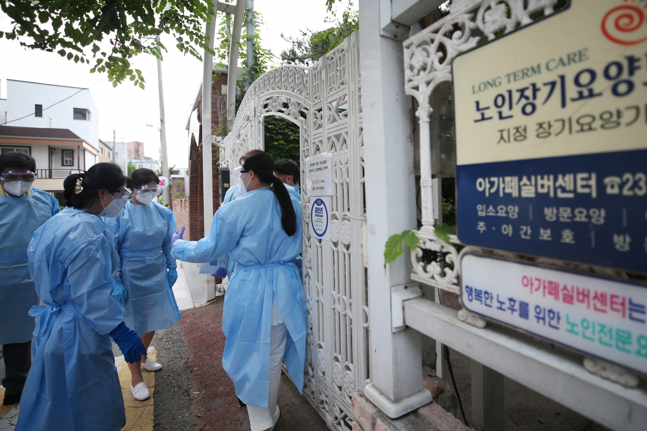 1일 오후 광주 동구 아가페실버센터에서 질병관리본부 등 방역당국 관계자들이 현장 평가를 위해 출입하고 있다. 당국은 요양보호사와 입소자 등이 코로나19 확진판정을 받은 아가페실버센터를 코호트(동일 집단) 격리 조치했다. [연합]
