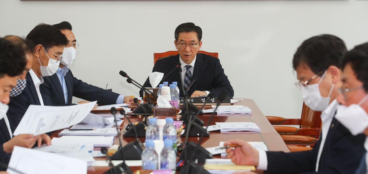 국회 예산결산특위 예산안 조정소위 위원장인 정성호 예결위원장이 1일 오후 서울 여의도 국회에서 2020년도 제3회 추경예산안등조정소위원회를 주재하고 있다. [연합]