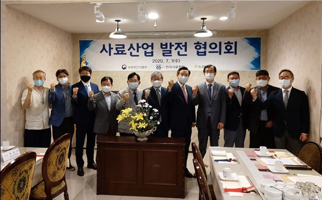조충훈 사료협회 회장, 안병우 농협사료 대표, 이주명 농식품부 축산정책국장 등 ‘사료산업 발전협의회’ 참석자들이 기념촬영을 하고 있다. [농림축산식품부 제공]
