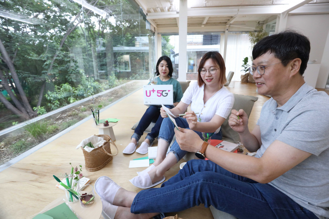 박치헌 LG유플러스 전략기획담당 상무(오른쪽)가 신입사원 멘토들과 서울 성수동에서 MZ세대가 찾는 문화공간을 체험하고 있다.