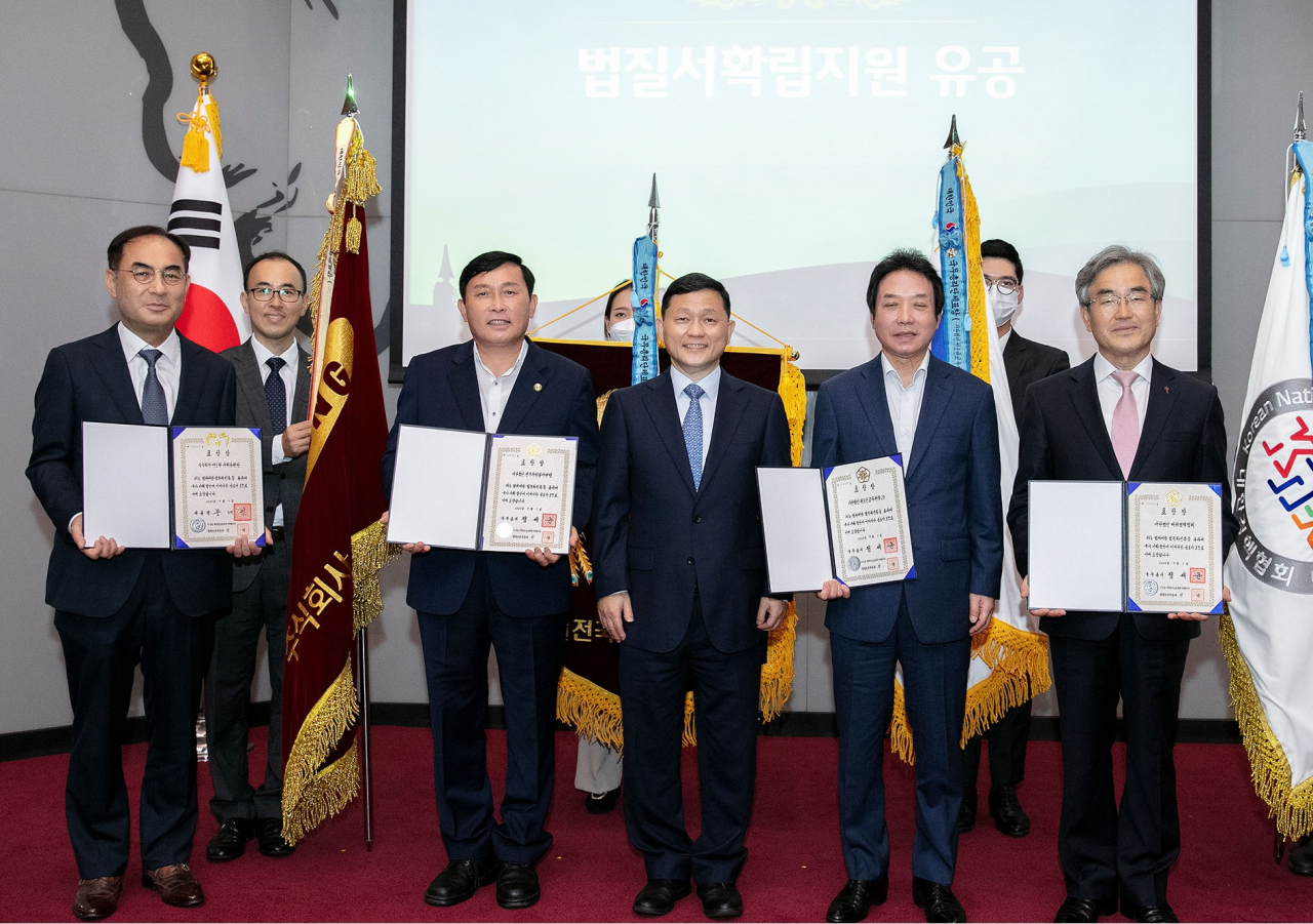 지난 1일 과천정부종합청사에서 열린 제2회 범죄예방대상 시상식에서 노희찬 삼성에스원 사장(왼쪽) 등 수상자들이 강호성 법무부 범죄예방정책국장(가운데)과 포즈를 취했다.[삼성에스원 제공]