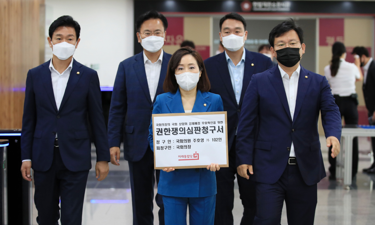 이주환(왼쪽부터)·유상범·전주혜·정희용·김형동 미래통합당 의원이 1일 오전 서울 종로구 헌법재판소에서 국회의장 상임위 강제배정 및 상임위원장 선출 무효확인을 위한 권한쟁의심판청구서를 제출하기 위해 민원실로 향하고 있다. [연합]