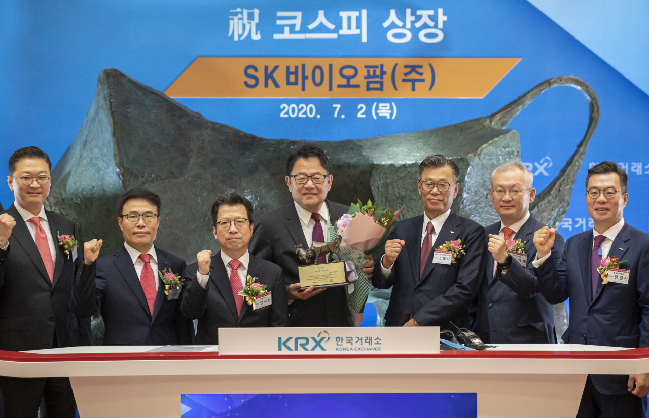2일 오전 서울 한국거래소에서 열린 SK바이오팜 코스피 신규상장 기념식에서 조정우 SK바이오팜 대표(왼쪽 네 번째)를 비롯한 내빈들이 시초가 확인 후 기념촬영을 하고 있다. [연합]