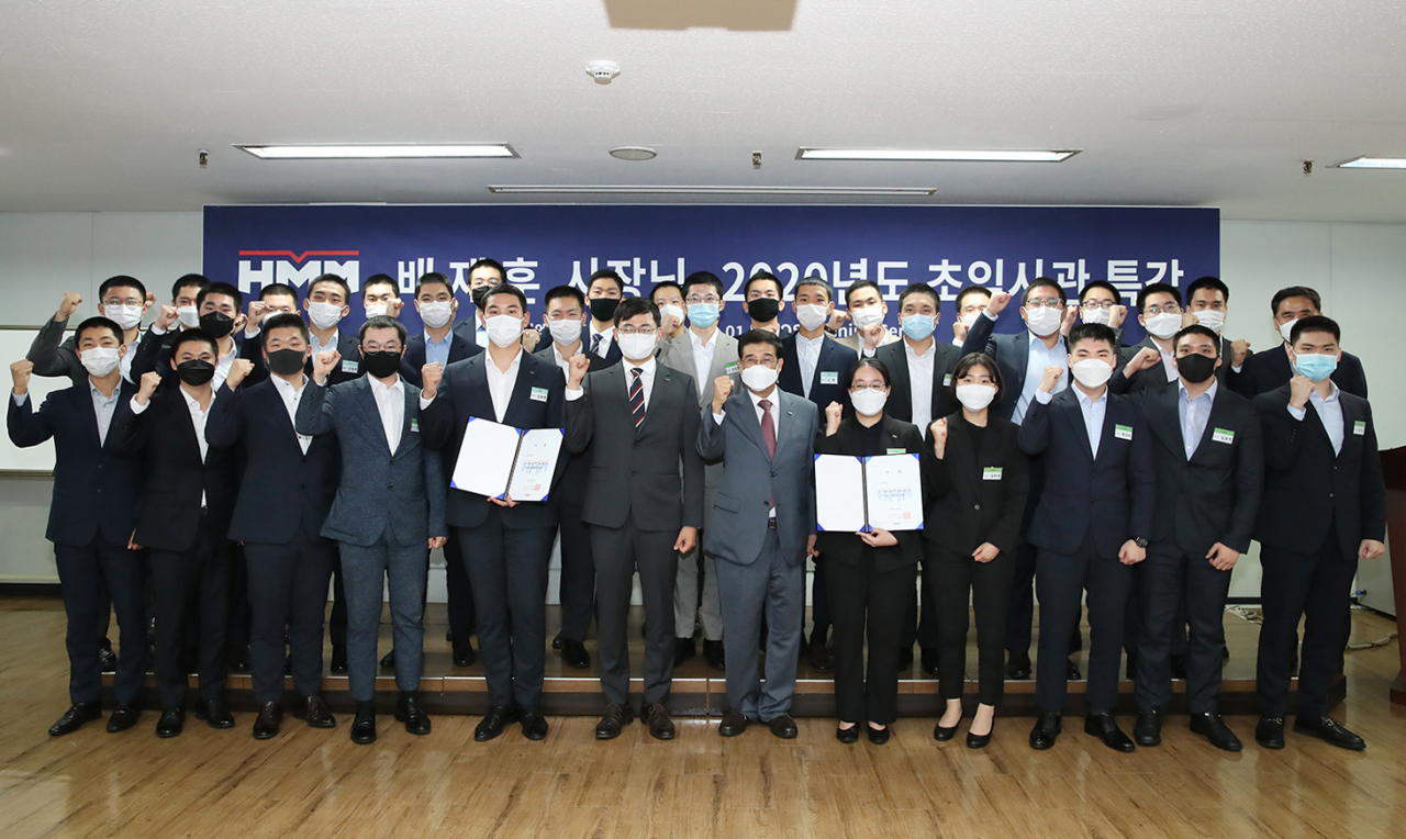 1일 부산 ‘HMM오션서비스’에서 개최된 ‘2020년 초임사관 사령장 수여식’에서 배재훈 사장(앞줄 우측에서 여섯 번째)이 초임사관들과 함께 기념촬영을 하고 있다. [HMM 제공]