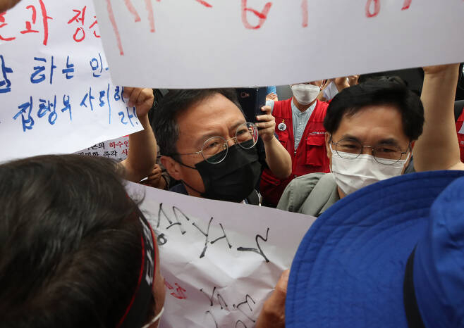 지난 1일 오전 서울 중구 전국민주노동조합총연맹(민주노총) 앞에서 노사정 합의에 반대하는 민주노총 비정규직 조합원 등이 건물로 들어서는 김명환 위원장을 가로막고 있다. [연합]