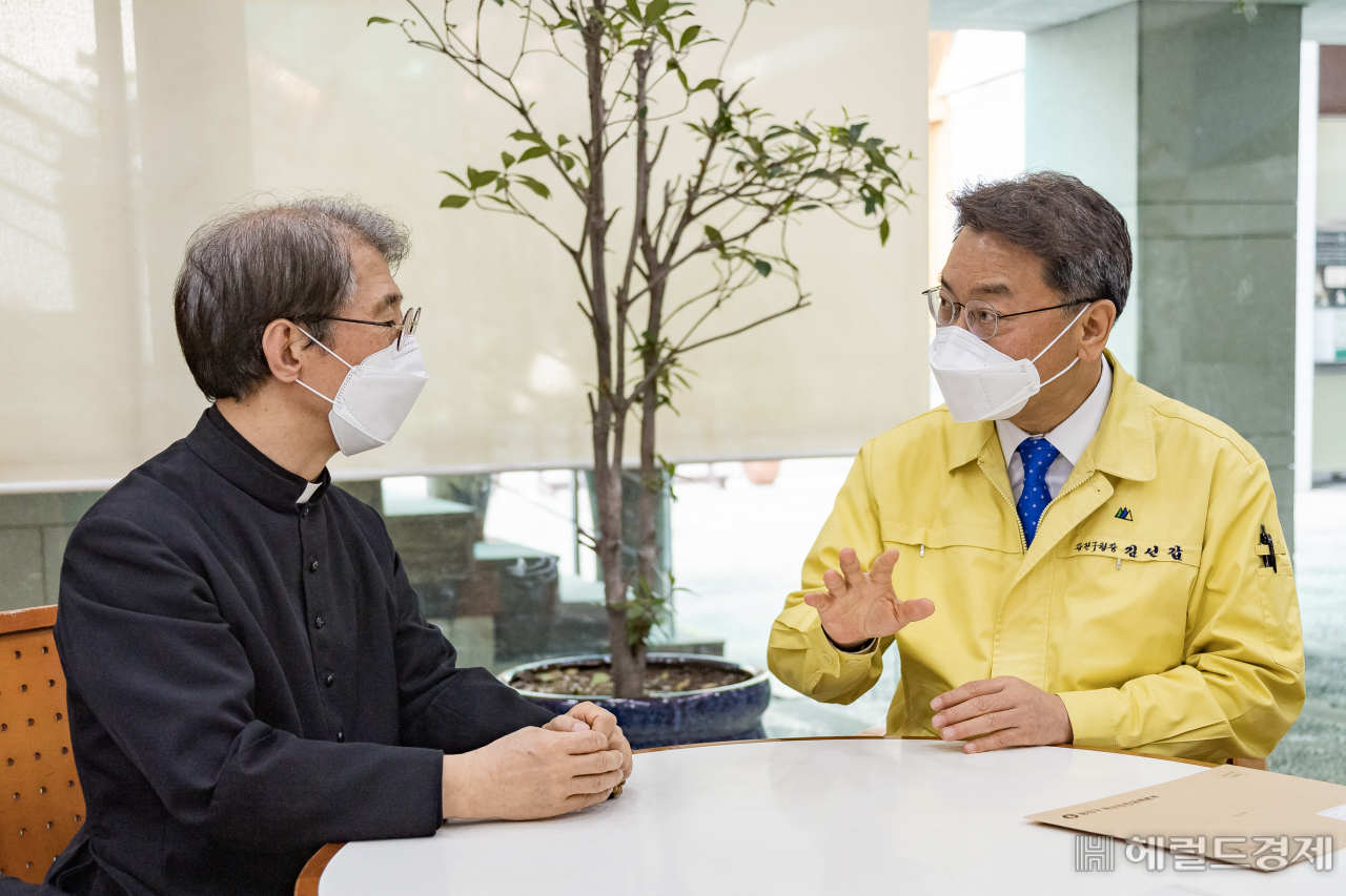 김선갑 구청장이 천주교 신부와 방역과 관련해 협의하고 있다. [광진구 제공]