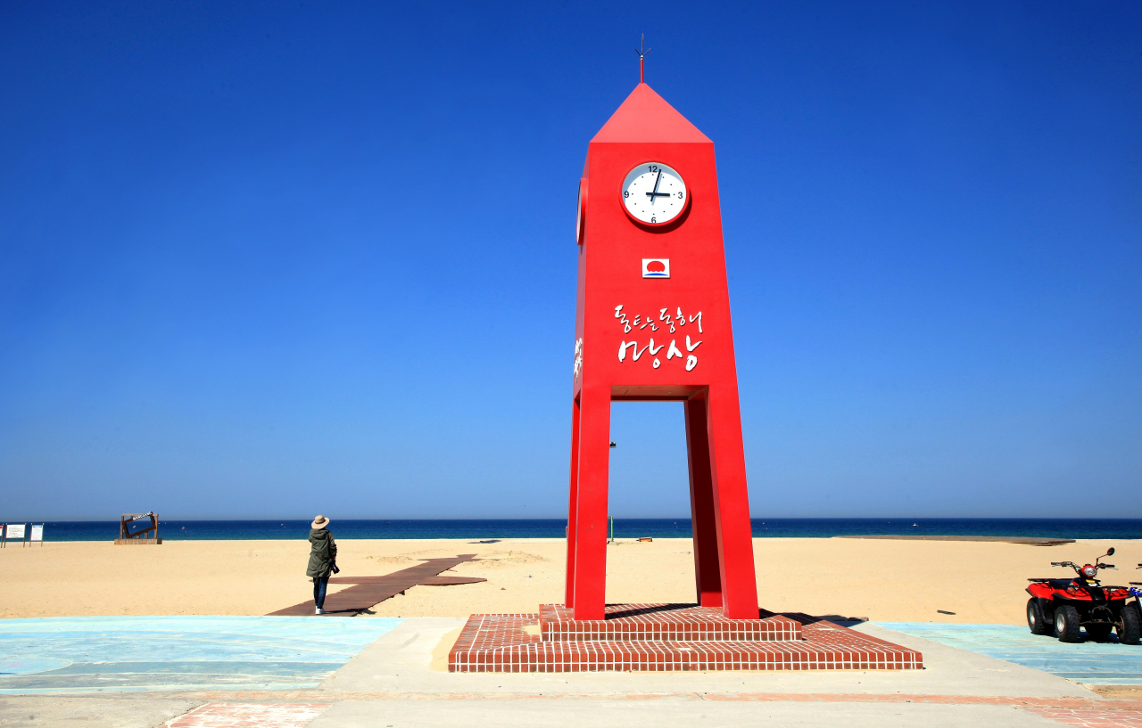 무장애 열린관광지로 선정되면 장애물 제거하거나 평탄하게 가꾸고, 이동권이 보장되도록 시설보완을 정부가 지원한다. 사진은 2018년 지정된 동해 망상해수욕장.