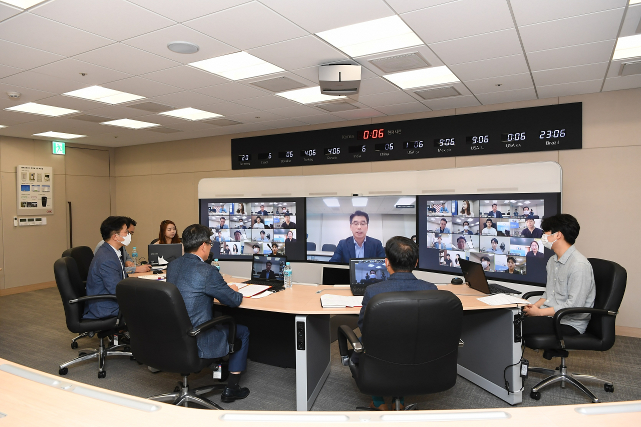 1일 서초구 기아자동차 본사에서 기아자동차 송호성 사장(가운데) 등 참석자들이 영상을 통해 선발 기업 관계자들과 ‘함께 극복 코로나19’ 온라인 기금전달식을 진행하고 있다. [기아차 제공]